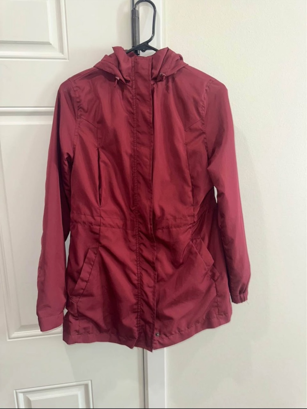 Women's Lightweight Hooded Rain Jacket - Burgundy